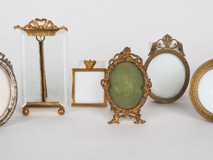 Six différents petits cadres porte-photo en bronze, laiton ou argent.