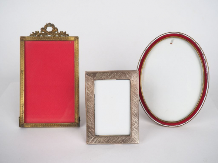 Trois différents cadres porte-photo en argent, émail et laiton.