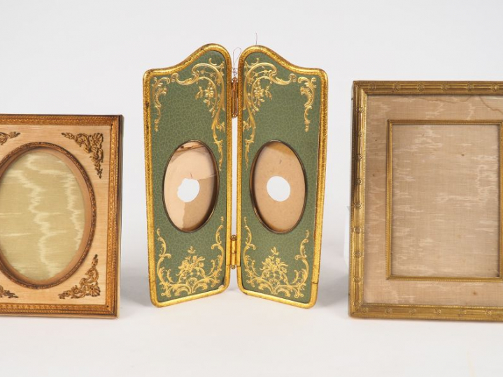 Trois différents cadres porte-photo en laiton.