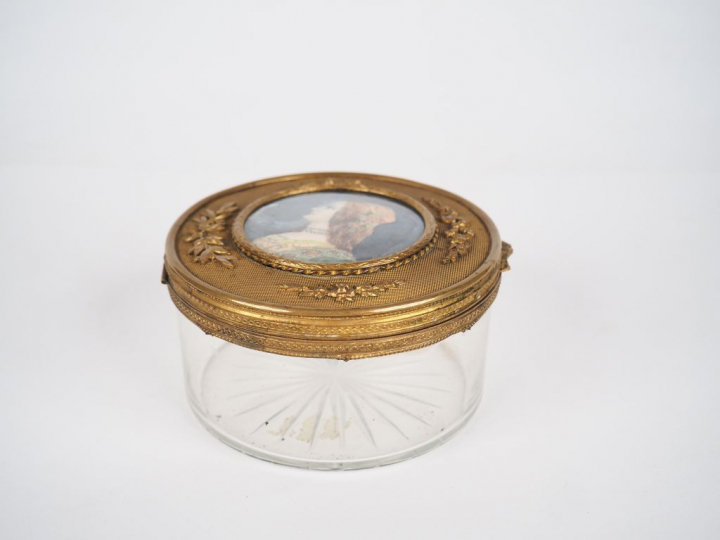 Boite 1900 de style Louis XVI en cristal et laiton, ornée d'une miniat