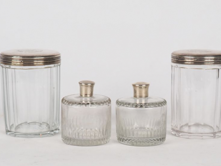 Quatre différentes boites de toilette en cristal et argent.