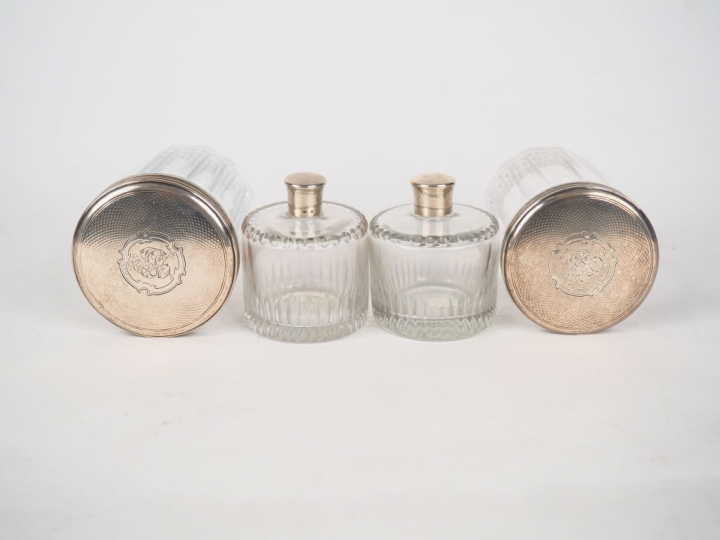 Quatre différentes boites de toilette en cristal et argent.