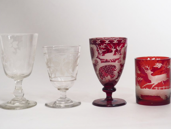 Quatre différents verres en cristal et cristal de Bohème.