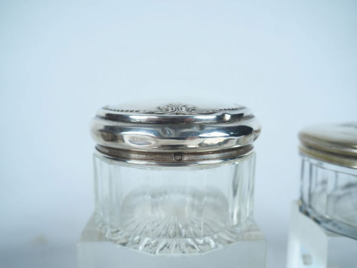 Cinq boites en argent et cristal dont une à décor d'armoiries.