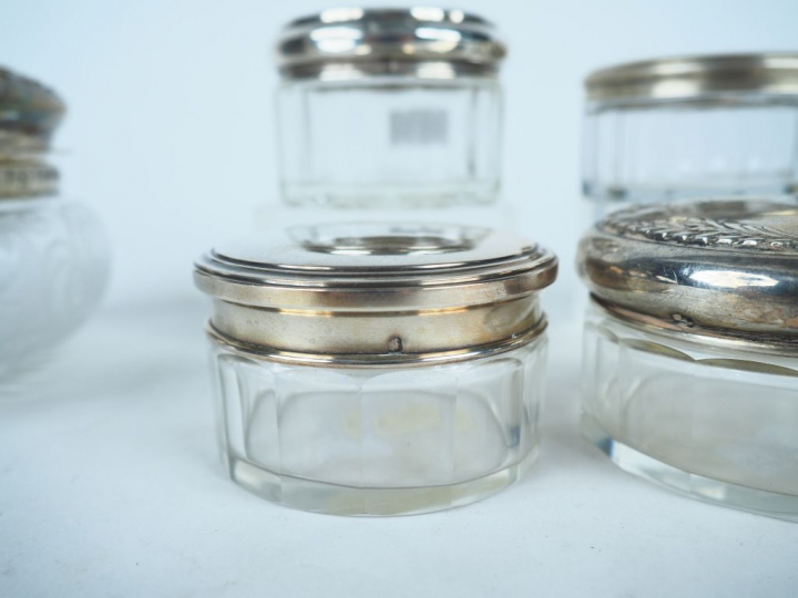 Cinq boites en argent et cristal dont une à décor d'armoiries.