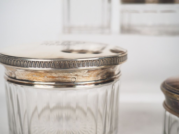 Six différentes boites de toilette en cristal et argent dont quatre à 