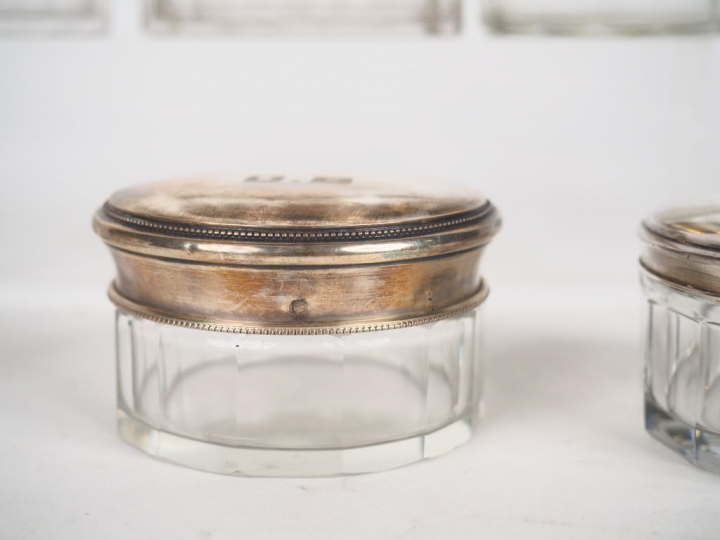 Six différentes boites de toilette en cristal et argent dont quatre à 