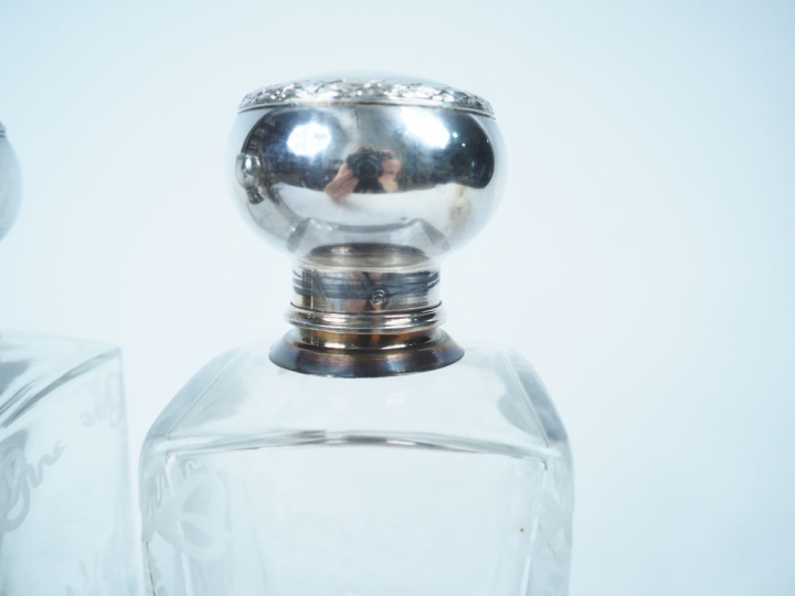 Paire de flacons de toilette en cristal et argent, à décor de guirland