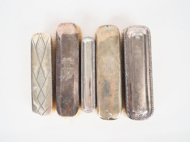 Cinq différentes brosses, monture en argent.