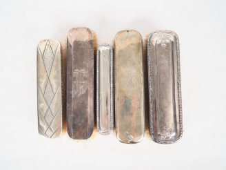 Vente aux enchères Cinq différentes brosses, monture en argent.