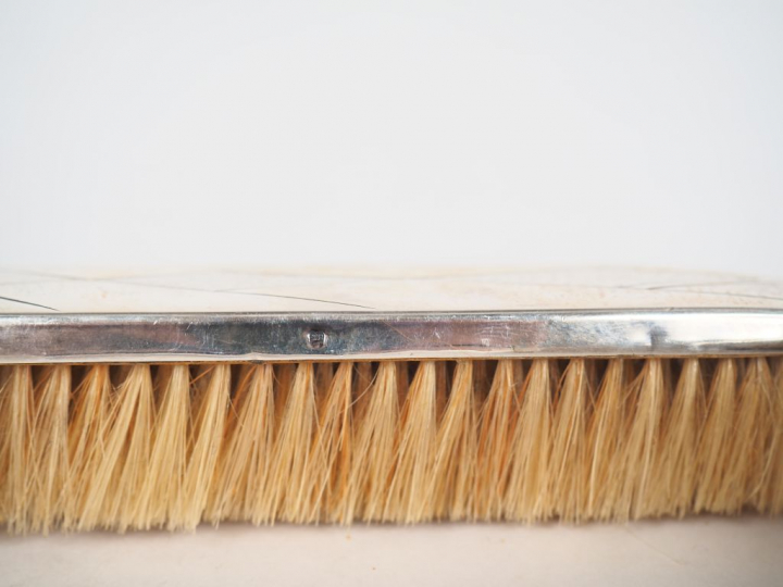 Cinq différentes brosses, monture en argent.