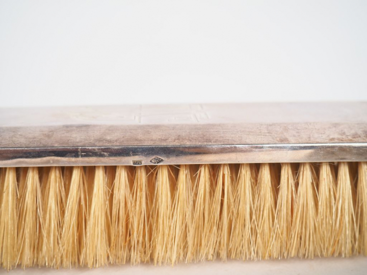 Cinq différentes brosses, monture en argent.