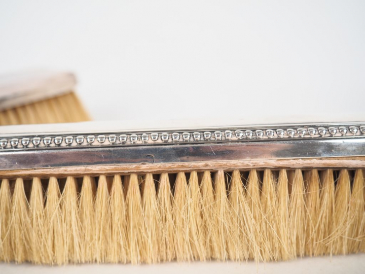 Cinq différentes brosses, monture en argent.