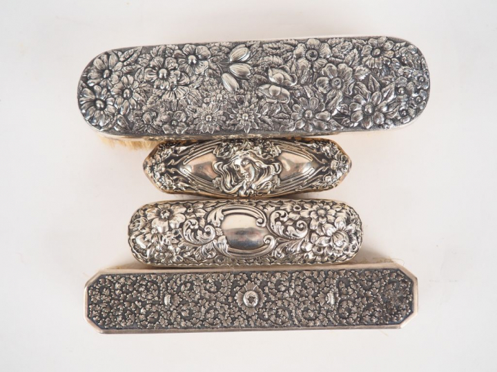 Quatre différentes brosses, monture en argent.
