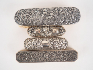 Vente aux enchères Quatre différentes brosses, monture en argent.