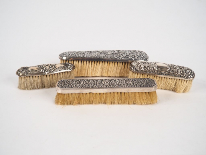 Quatre différentes brosses, monture en argent.