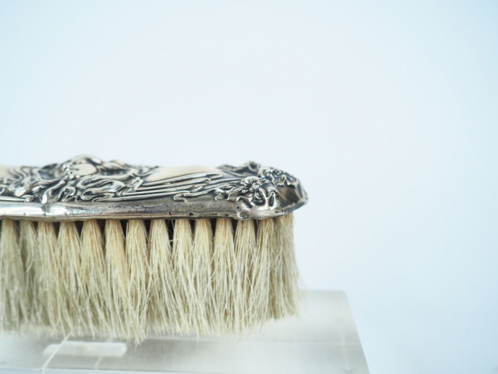 Quatre différentes brosses, monture en argent.