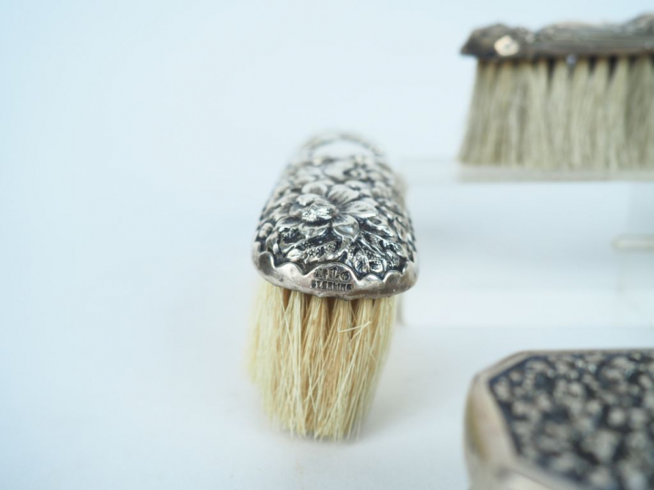 Quatre différentes brosses, monture en argent.