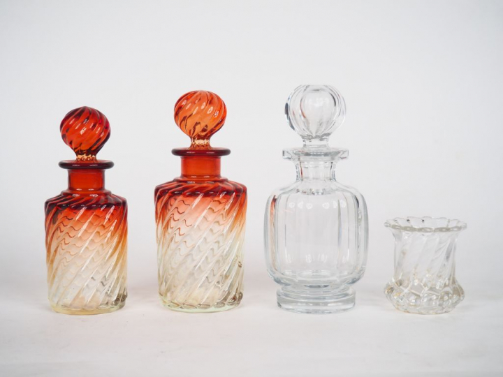 BACCARAT.  Deux flacons de toilette en cristal rouge.  On y  joint un 