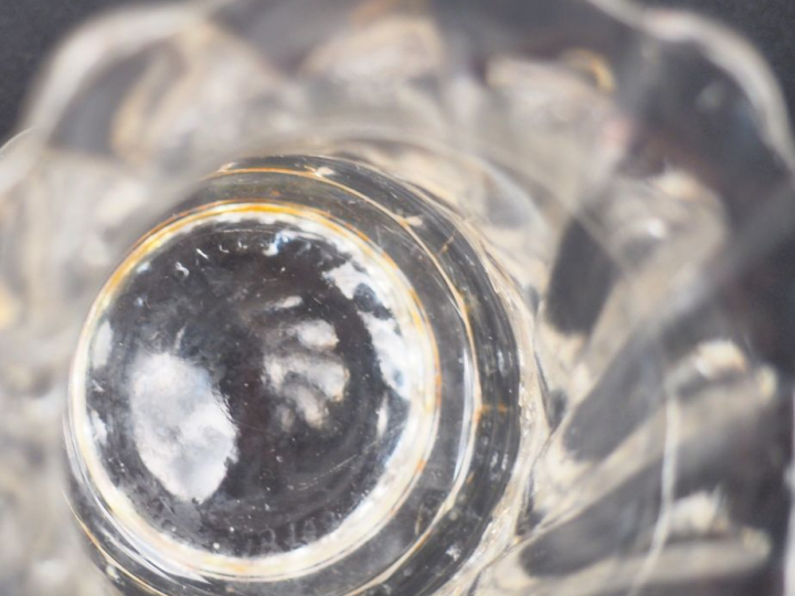 BACCARAT.  Deux flacons de toilette en cristal rouge.  On y  joint un 