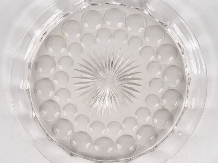 Grand plateau en cristal à décor de rosaces et de bulles.