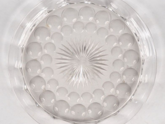 Vente aux enchères Grand plateau en cristal à décor de rosaces et de bulles.