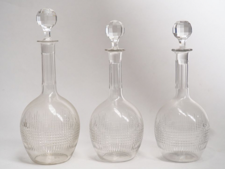 Trois décanteurs, dont une paire, en cristal à décor de croisillons.