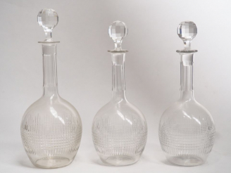 Vente aux enchères Trois décanteurs, dont une paire, en cristal à décor de croisillons.