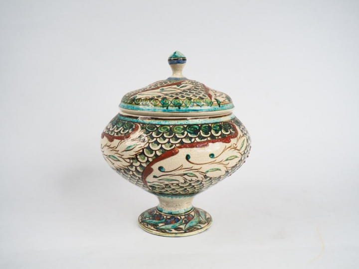 LACHENAL.  Coupe couverte en céramique craquelée, à décor de rinceaux.