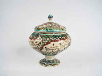 Vente aux enchères LACHENAL.  Coupe couverte en céramique craquelée, à décor de rinceaux.