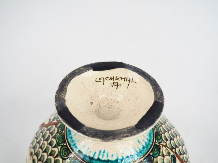 LACHENAL.  Coupe couverte en céramique craquelée, à décor de rinceaux.