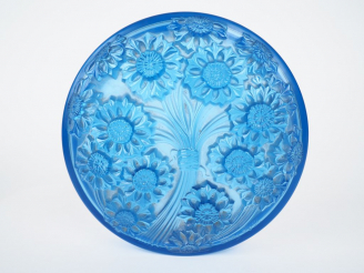 Vente aux enchères VERLYS France.  Boite ronde en verre moulé, à décor d'un bouquet de fl