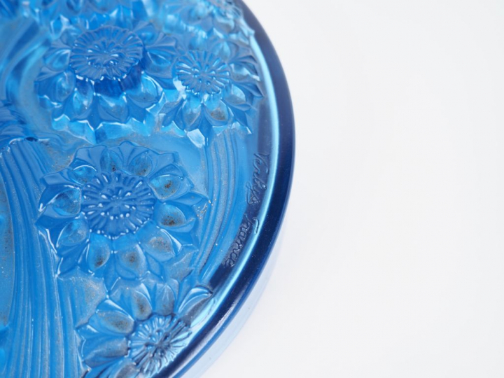 VERLYS France.  Boite ronde en verre moulé, à décor d'un bouquet de fl