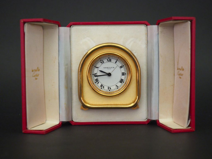 CARTIER. Pendulette dans son coffret. Dim. 7,8 x 7,5 cm.