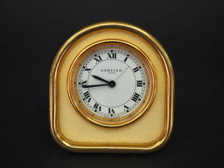 CARTIER. Pendulette dans son coffret. Dim. 7,8 x 7,5 cm.