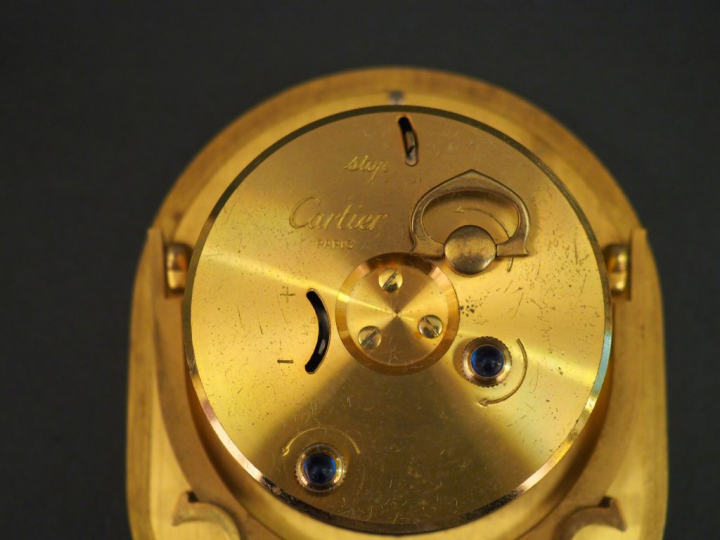 CARTIER. Pendulette dans son coffret. Dim. 7,8 x 7,5 cm.