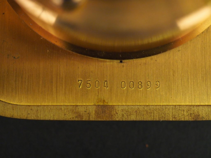 CARTIER. Pendulette dans son coffret. Dim. 7,8 x 7,5 cm.