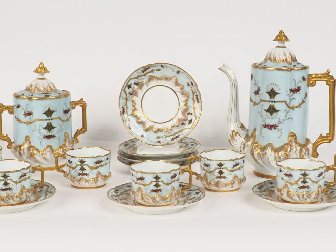 Service à thé Napoléon III, à décor de fleurs polychromes et émail dor