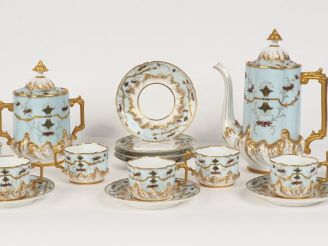 Vente aux enchères Service à thé Napoléon III, à décor de fleurs polychromes et émail dor
