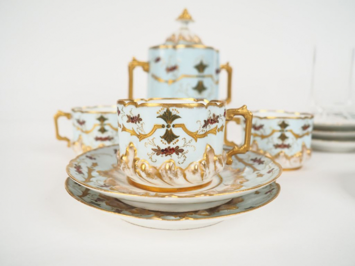 Service à thé Napoléon III, à décor de fleurs polychromes et émail dor