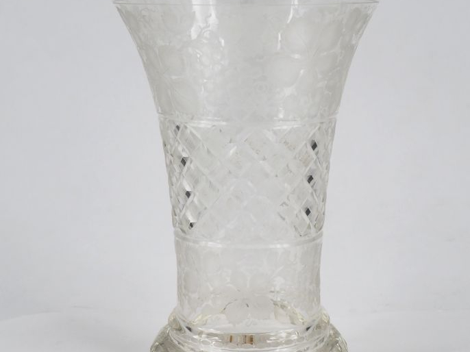 Vase en cristal de Bohème, à décor de croisillons et de fleurs. H. 27 