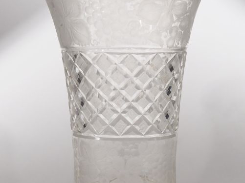 Vase en cristal de Bohème, à décor de croisillons et de fleurs. H. 27 