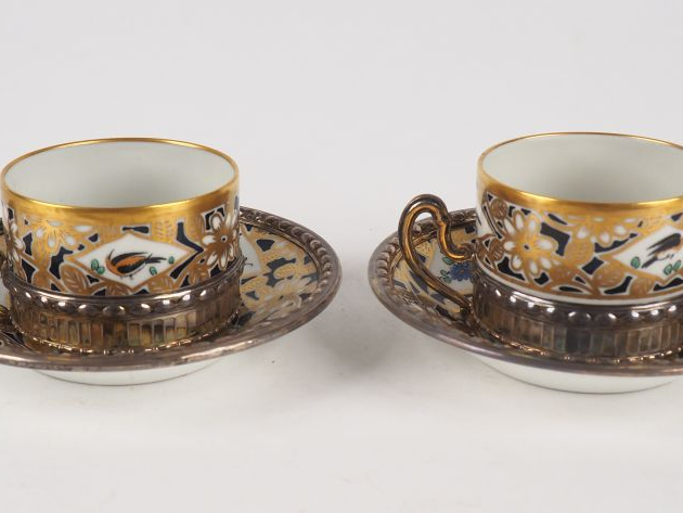 Paire de tasses et sous-tasses en porcelaine, à décor de fleurs polych