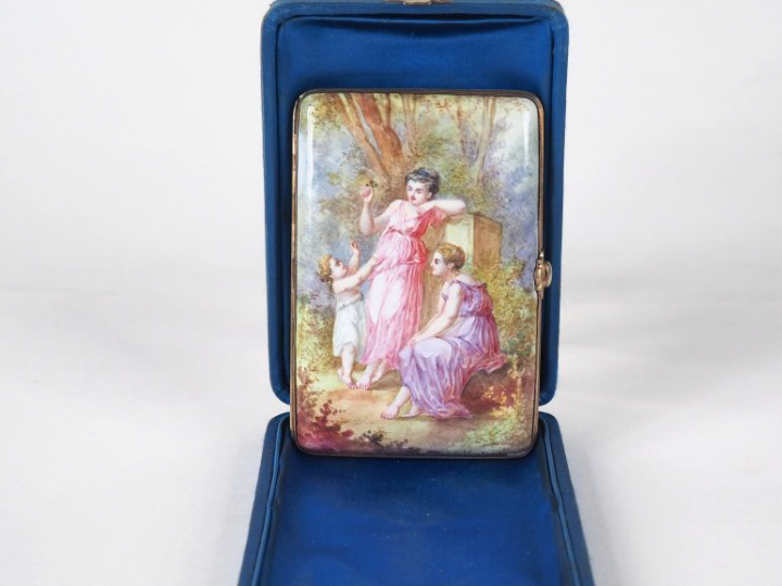 Etui à cigarettes et carnet de bal en émail, à décor de femmes et d'en