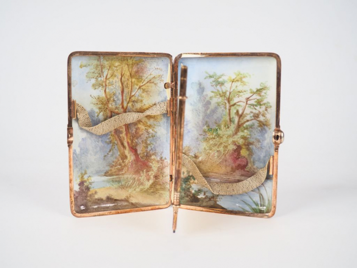 Etui à cigarettes et carnet de bal en émail, à décor de femmes et d'en