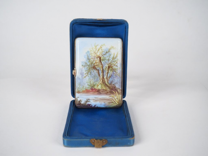 Etui à cigarettes et carnet de bal en émail, à décor de femmes et d'en