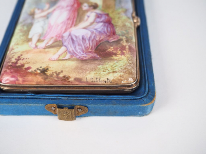 Etui à cigarettes et carnet de bal en émail, à décor de femmes et d'en