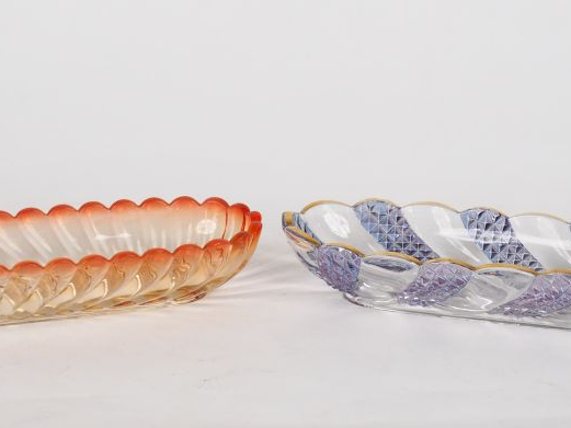 BACCARAT.  Deux différents vide-poches en cristal polychrome. Signés. 