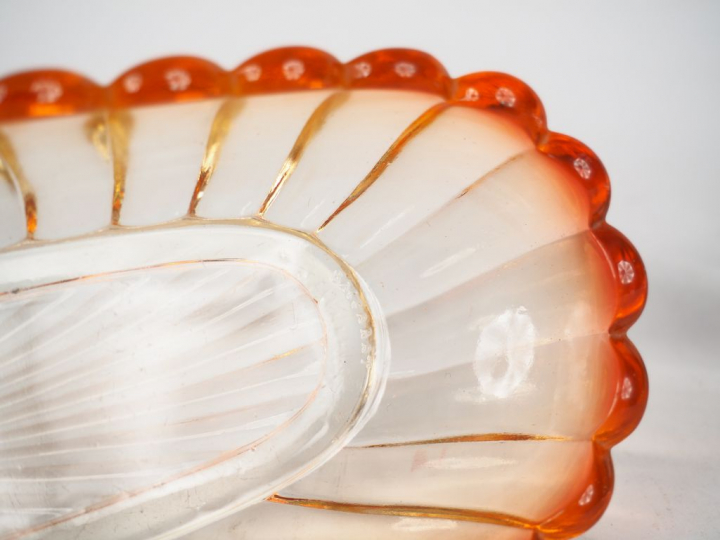 BACCARAT.  Deux différents vide-poches en cristal polychrome. Signés. 