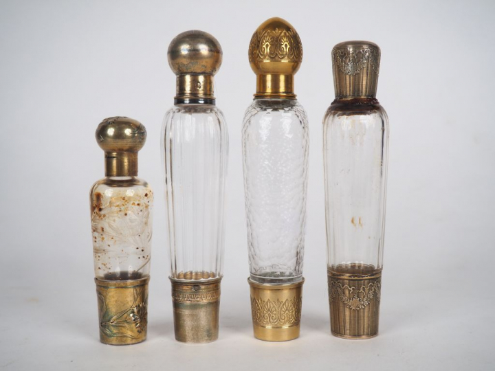 Quatre différents flacons à odeurs en cristal et argent.